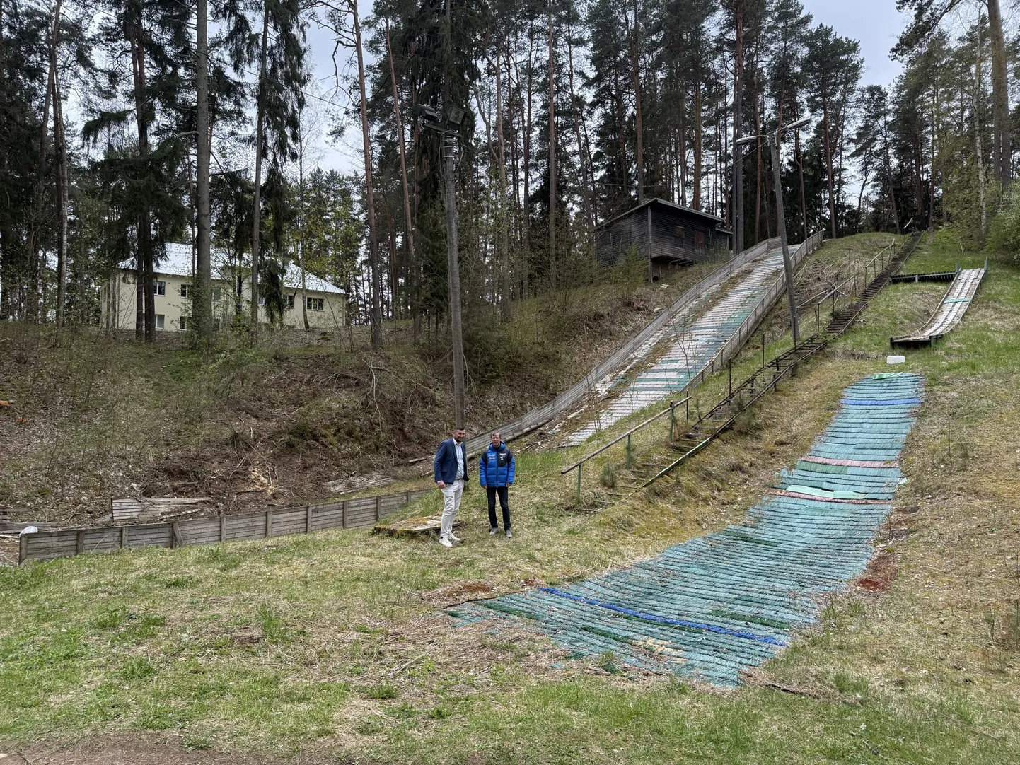 Elvast kaob nukras seisus suusahüppenõlv, selle asemele kerkib spordipark. Tööpõldu käisid vaatamas Elva vallavanem Priit Värv (vasakul) ja suusahüppetreener Andrus Ilves.