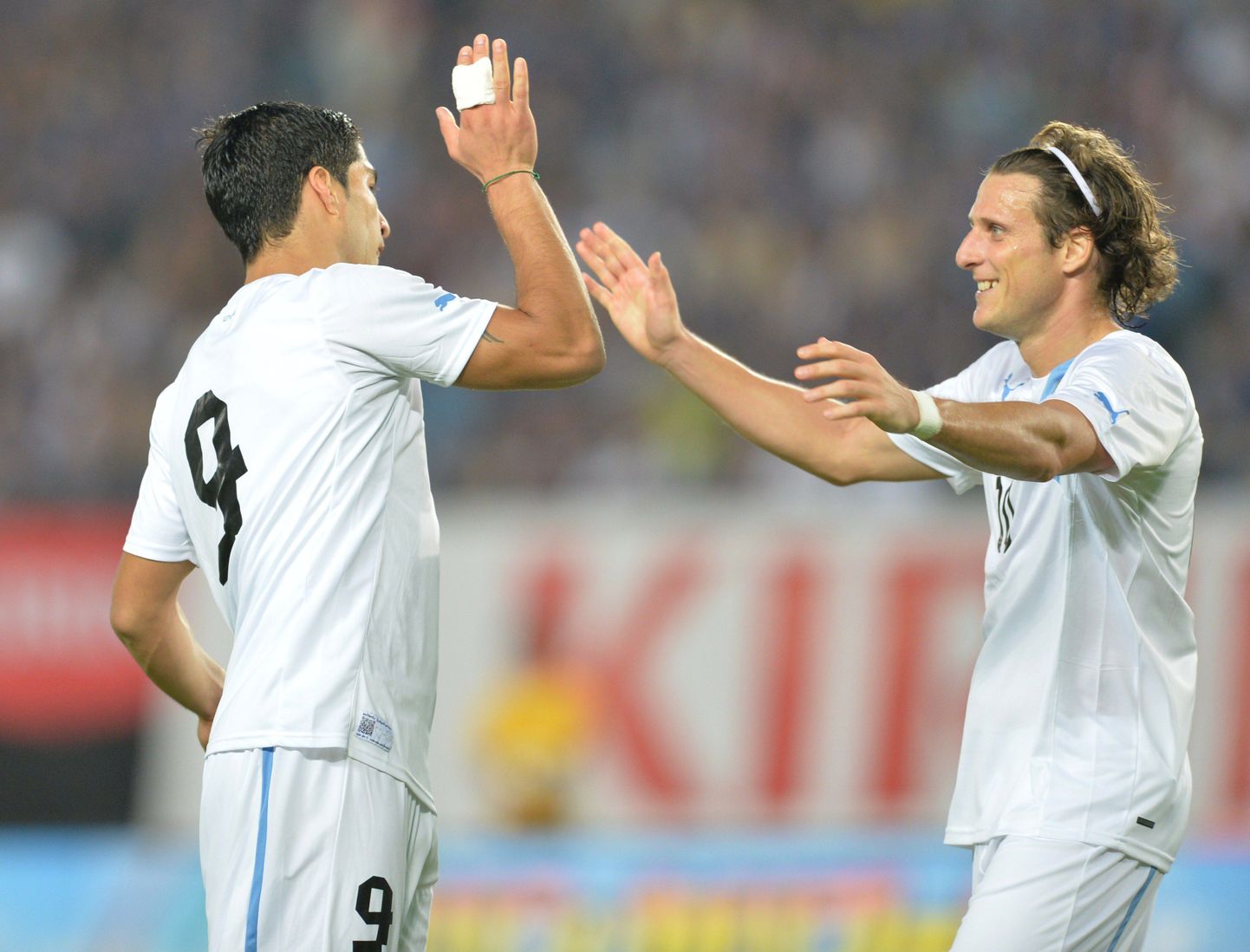 Luis Suarez (vasakul) ja Diego Forlan rõõmustamas.