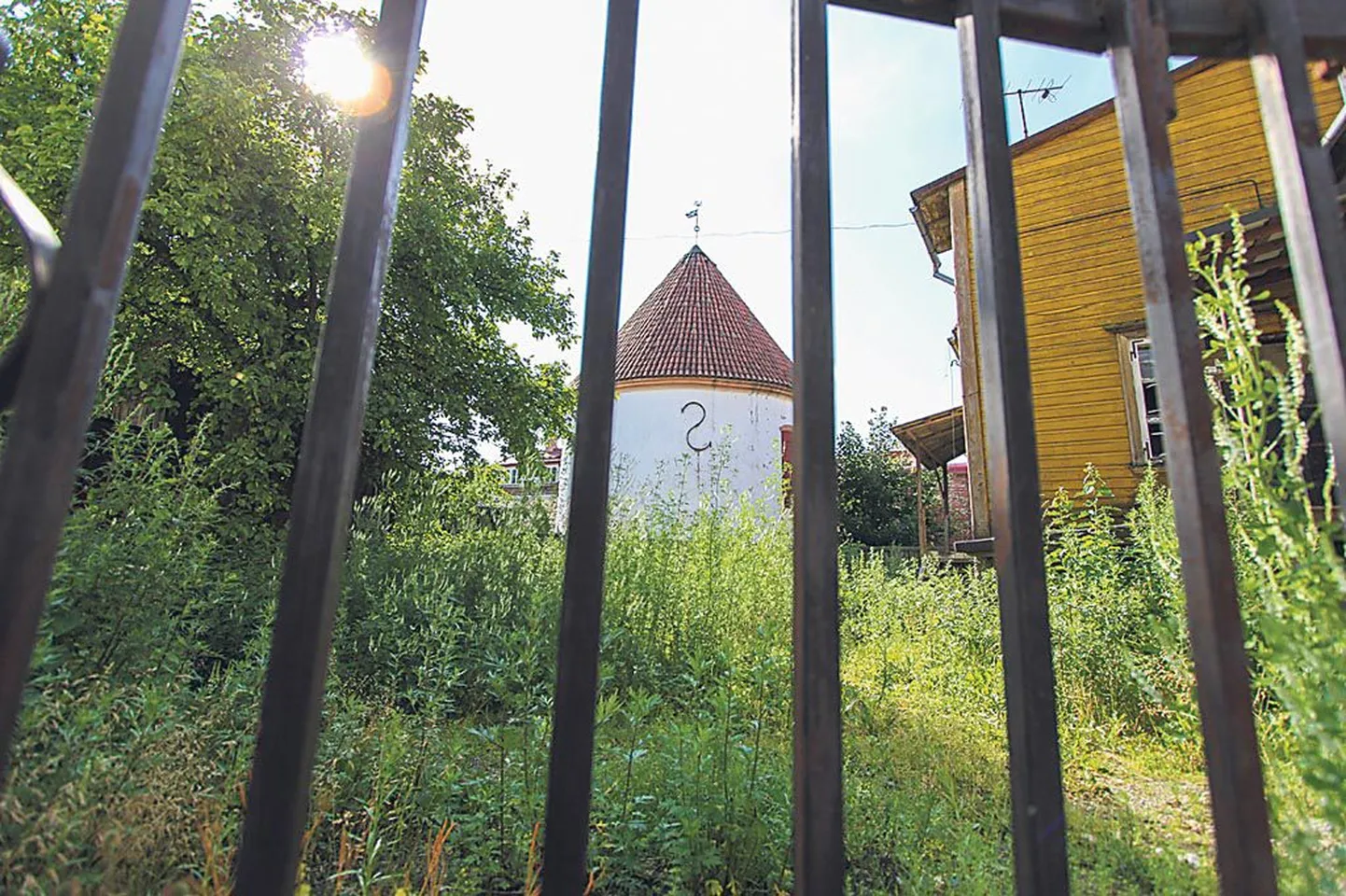 Punast torni saab vaadelda üle Hospidali 8 erakrundi.