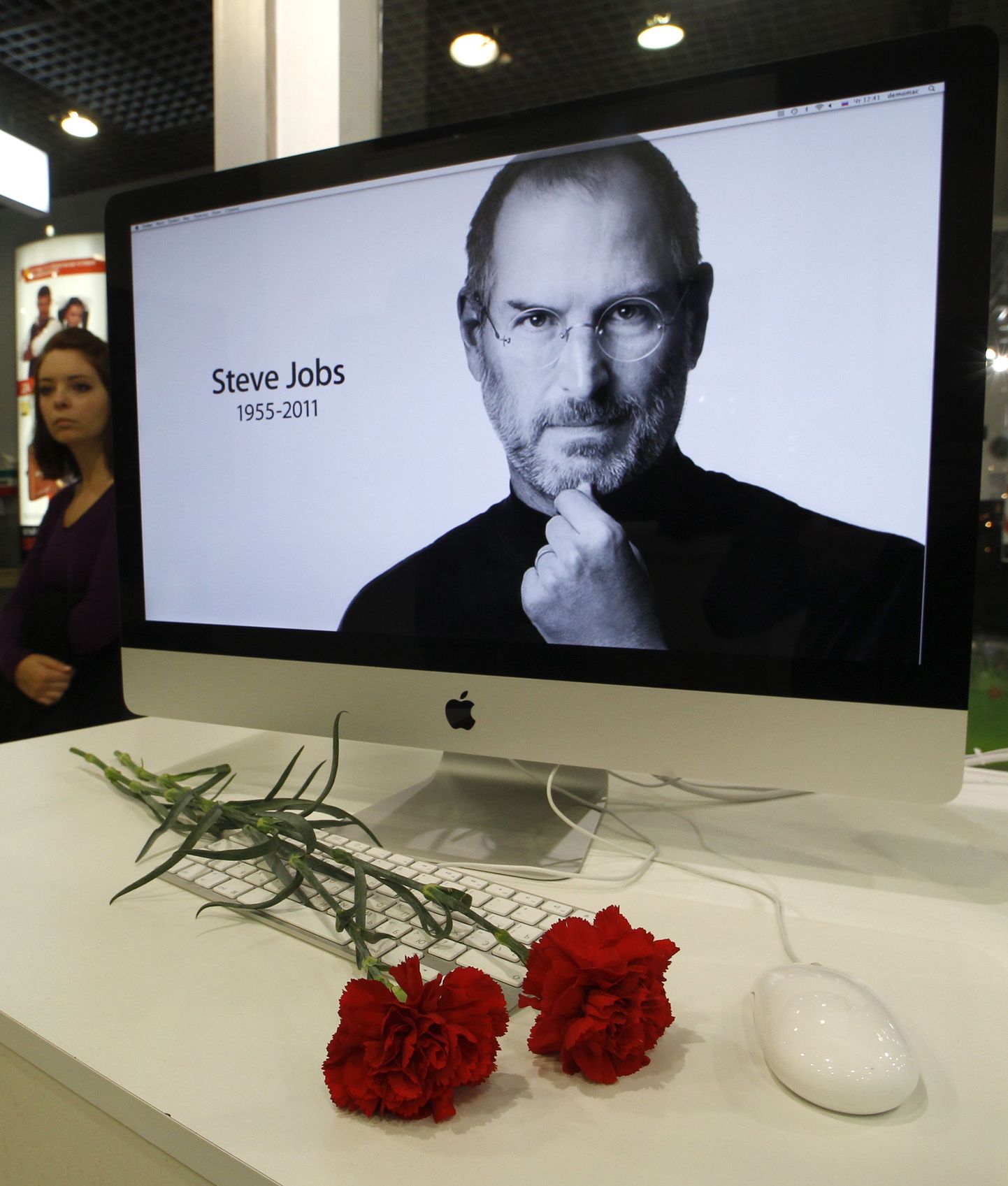 Steve Jobsi mälestati Peterburi Apple'i poes 2011. aastal just nõnda.