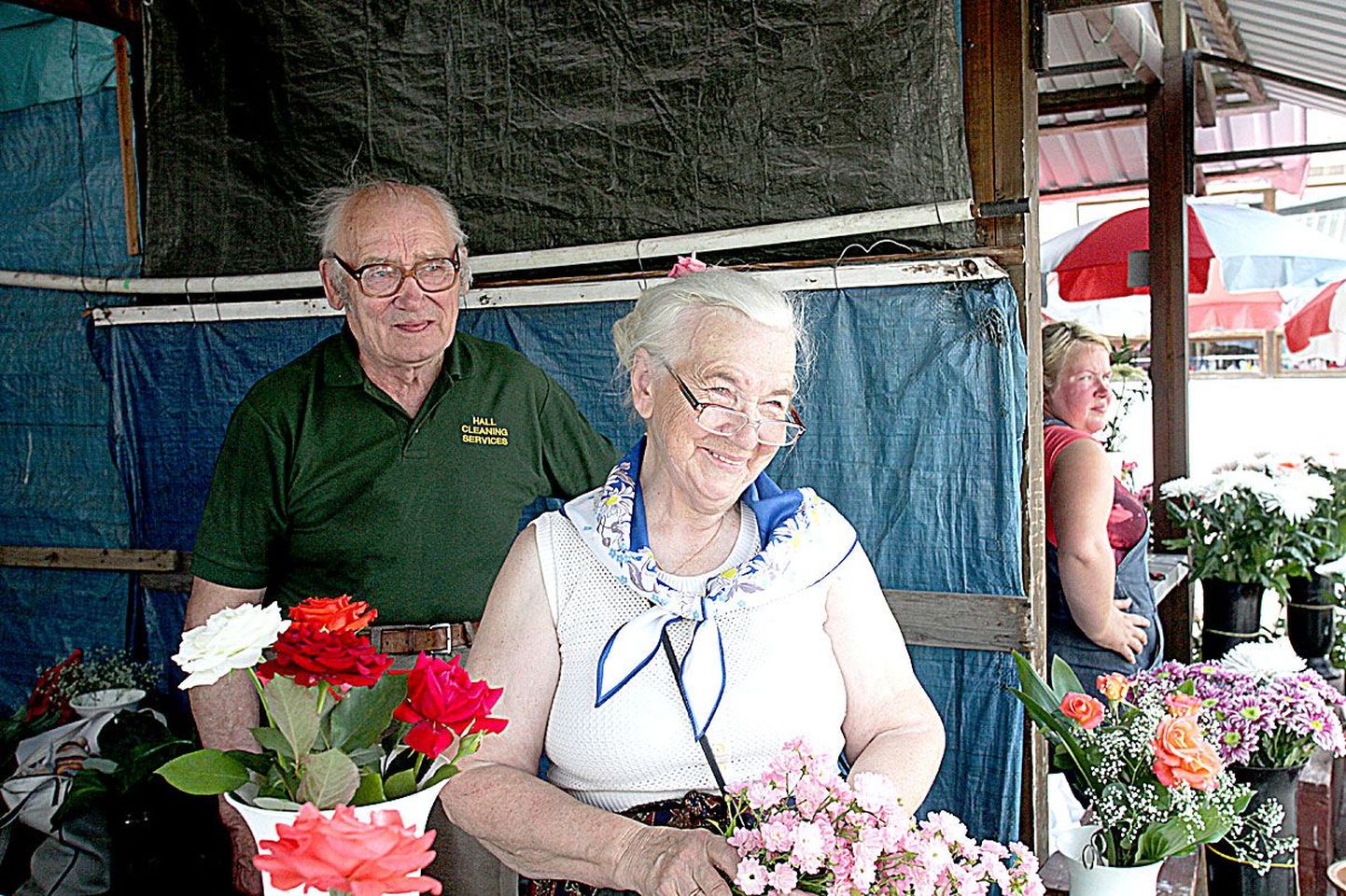 Hobiroosikasvatajad Ülev ja Siina Telvar on käinud Tartu turul roose müümas ligi neli aastakümmet.