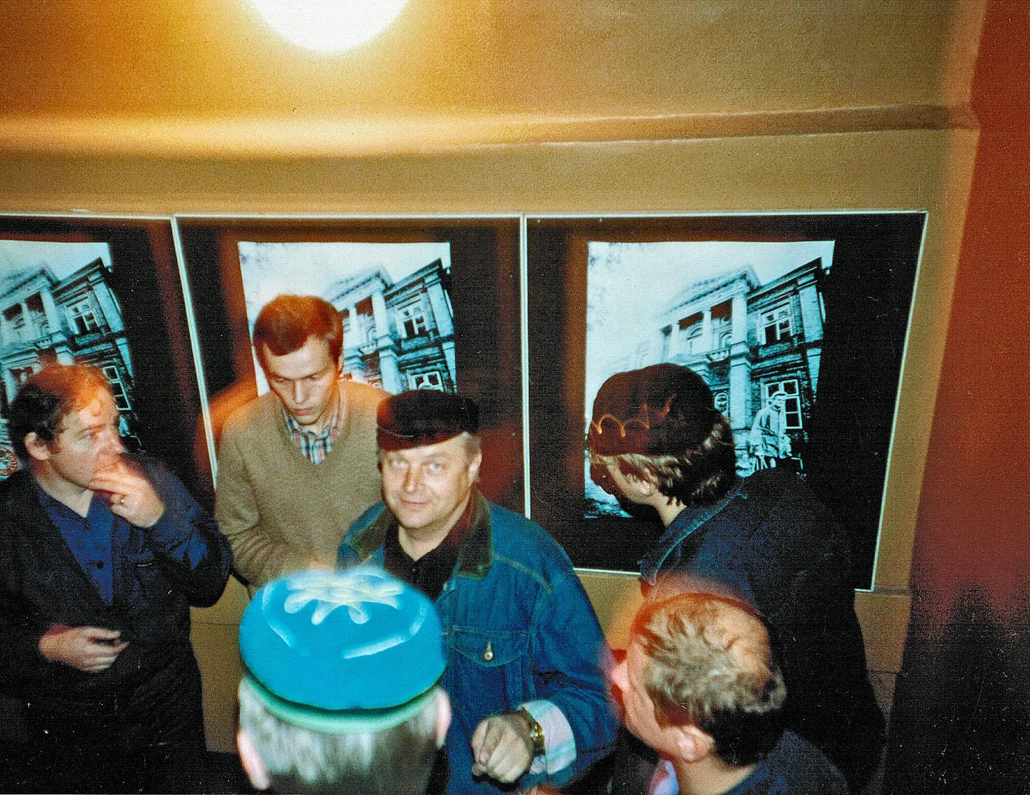 Musta tekliga Ivo linna tõenäoliselt 1989. aasta sügisel vestlusringis Tartu ülikooli klubis Tähe 3, mille fassaad on taamal piltidel ja mis enne sõda ning nüüd taas on korp! Rotalia Tartu konvendihoone. Vasemalt üles lugedes on pildil veel Tõnu Ojamaa, Indrek Oja, Ülis Sõukand ja Margus Kappel. Rotalia värvitekli kandja on teadmata.