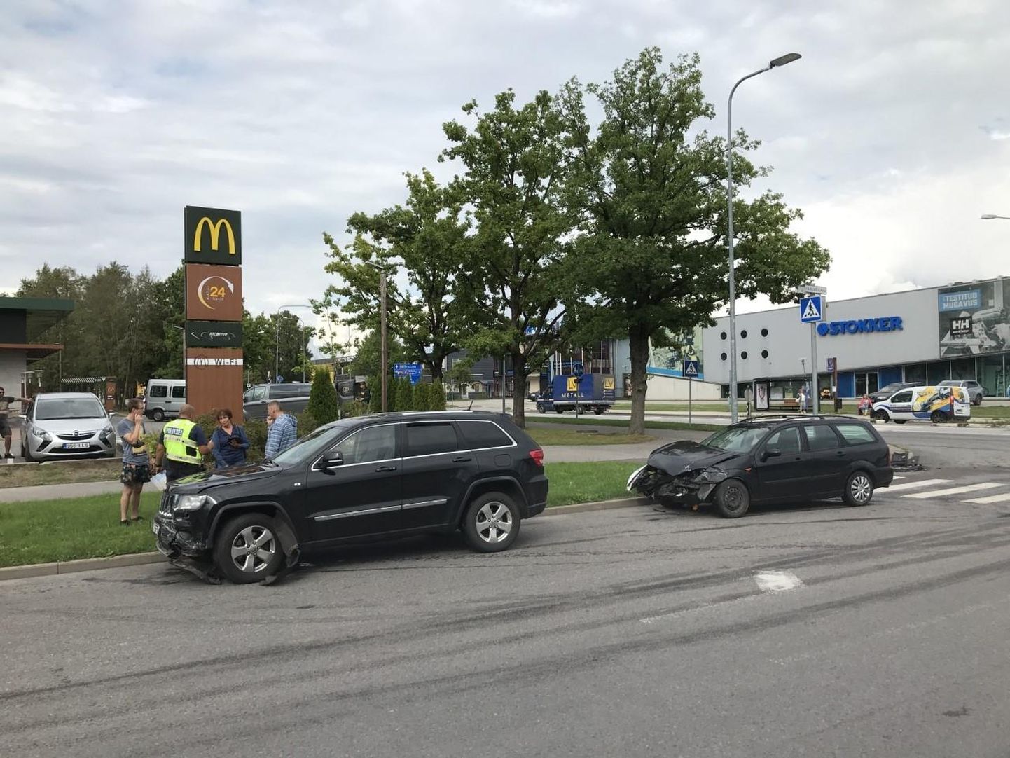 Pärnus toimunud avariis osalesid sõiduautod Jeep, Ford ja Audi.