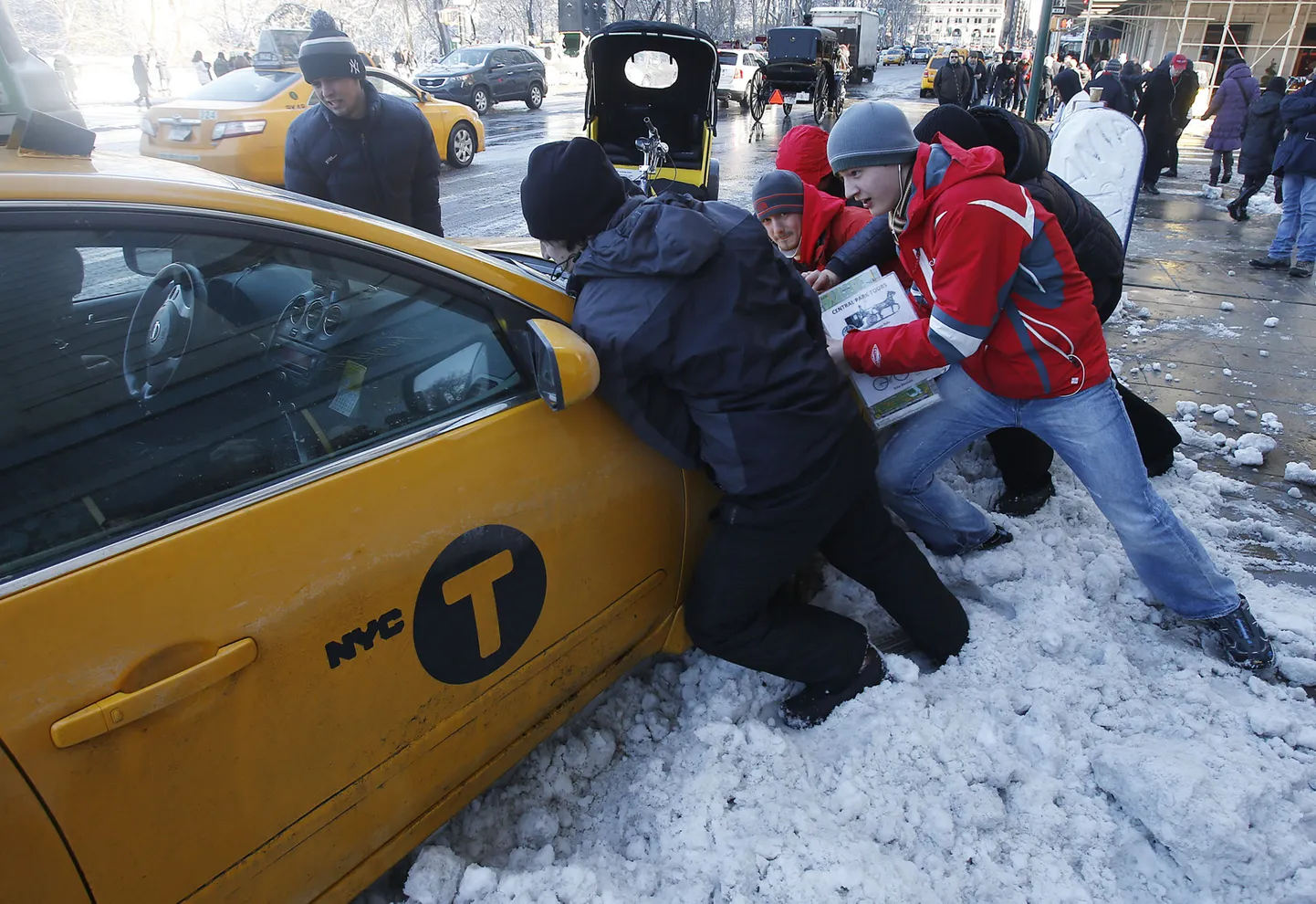 Juhuslikud möödakäijad läksid New Yorgis appi taksojuhile, kelle auto oli hange kinni jäänud.