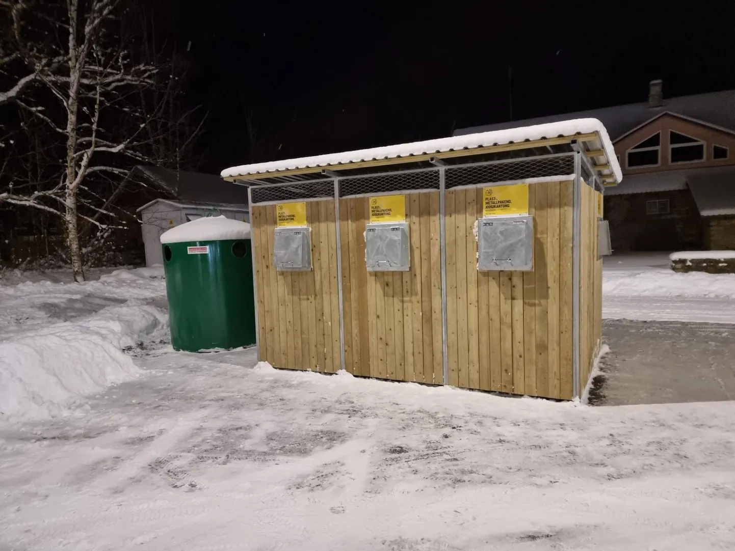 Kadrina keskuses avati pakendijäätmete kogumiseks jäätmemaja.