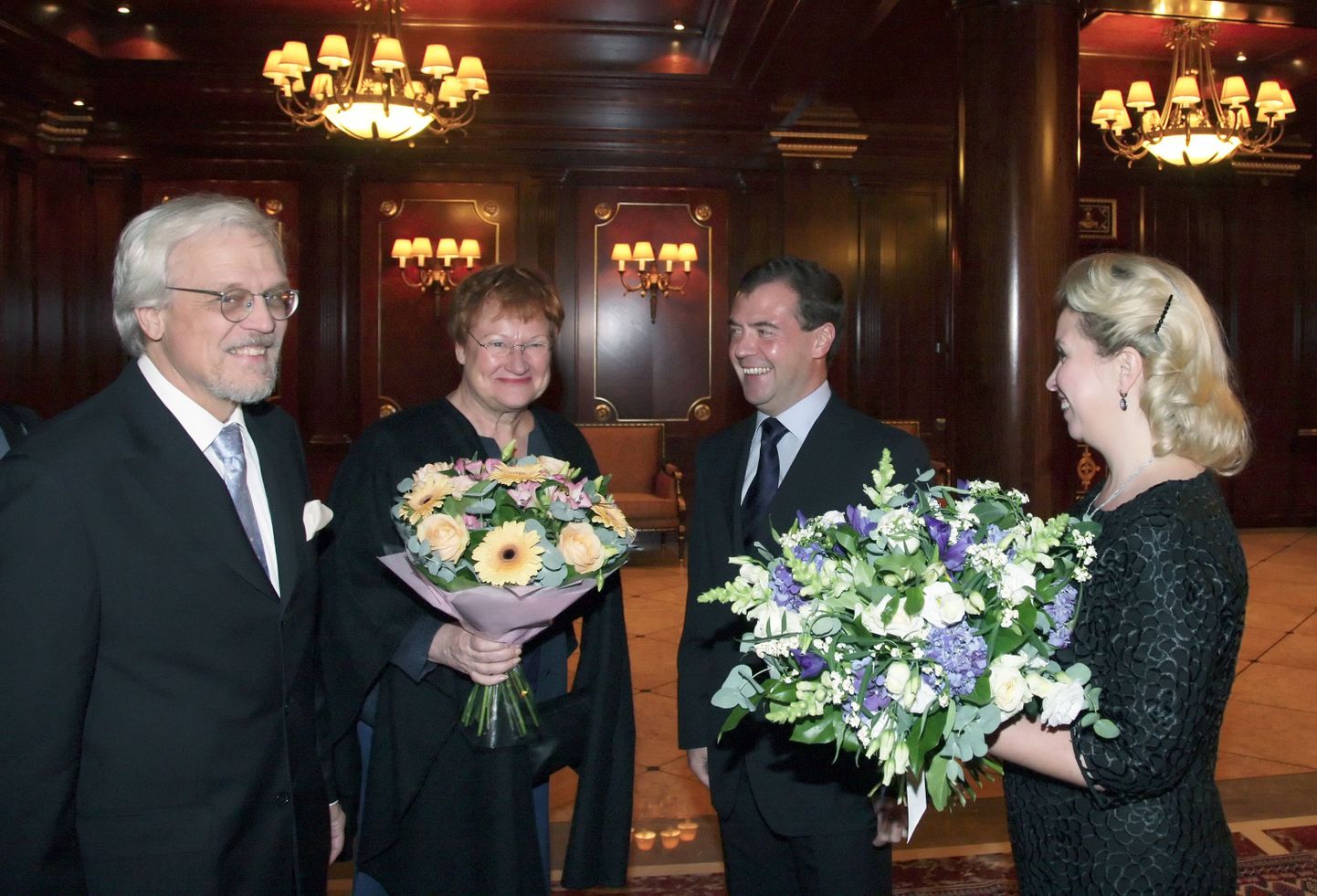 Pentti Arajärvi (vasakul), Tarja Halonen, Dmitri Medvedev ja Svetlana Medvedeva eile õhtul Vene riigipea Gorki residentsis.