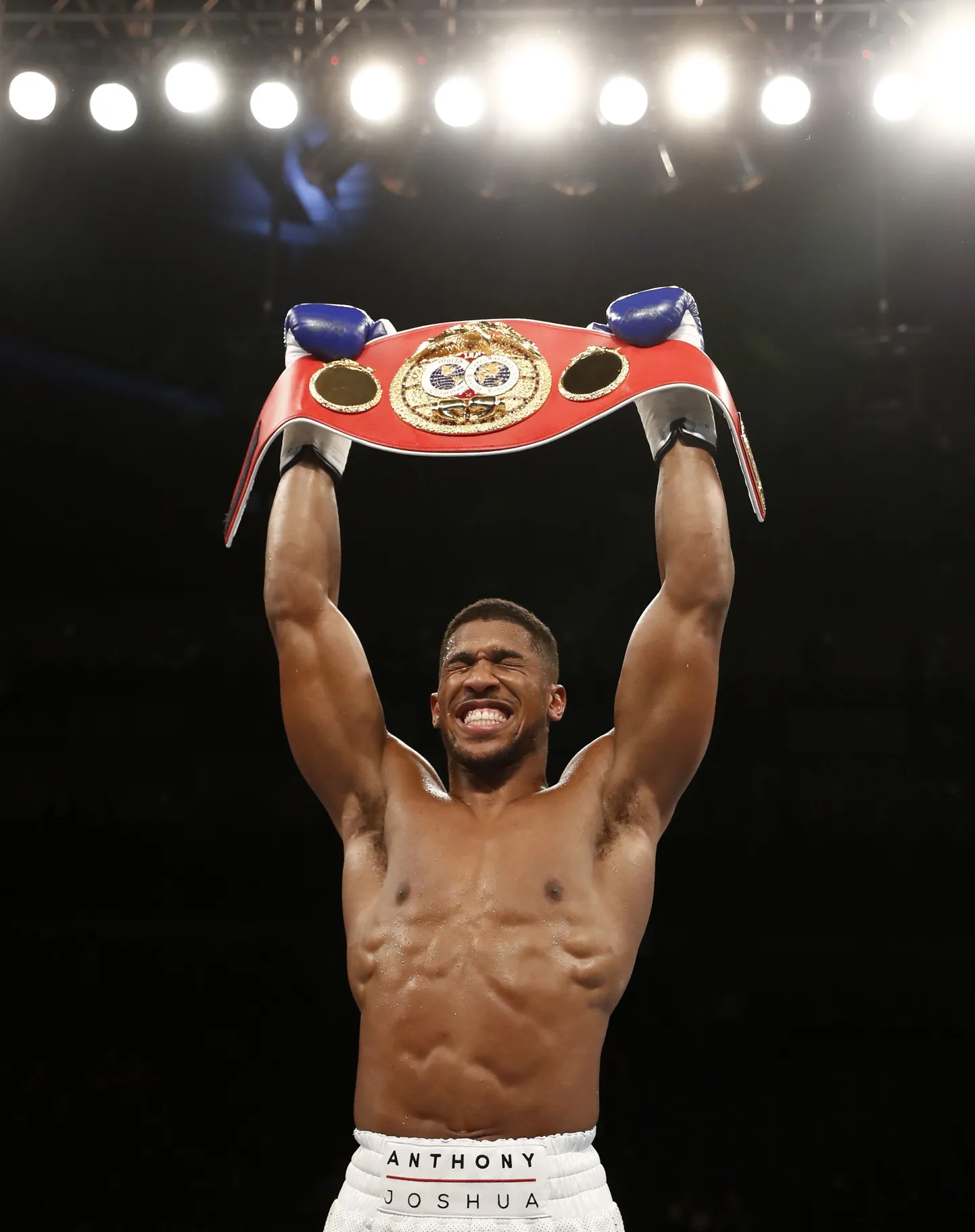 Anthony Joshua tähistamas IBFi meistrivöö võitmist.