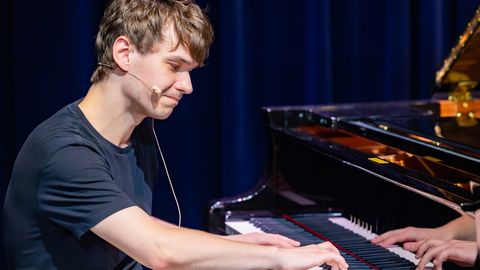 GALERII ⟩ Vaata, kuidas noor Eesti klaverivirtuoos õpilastele meistriklassi andis