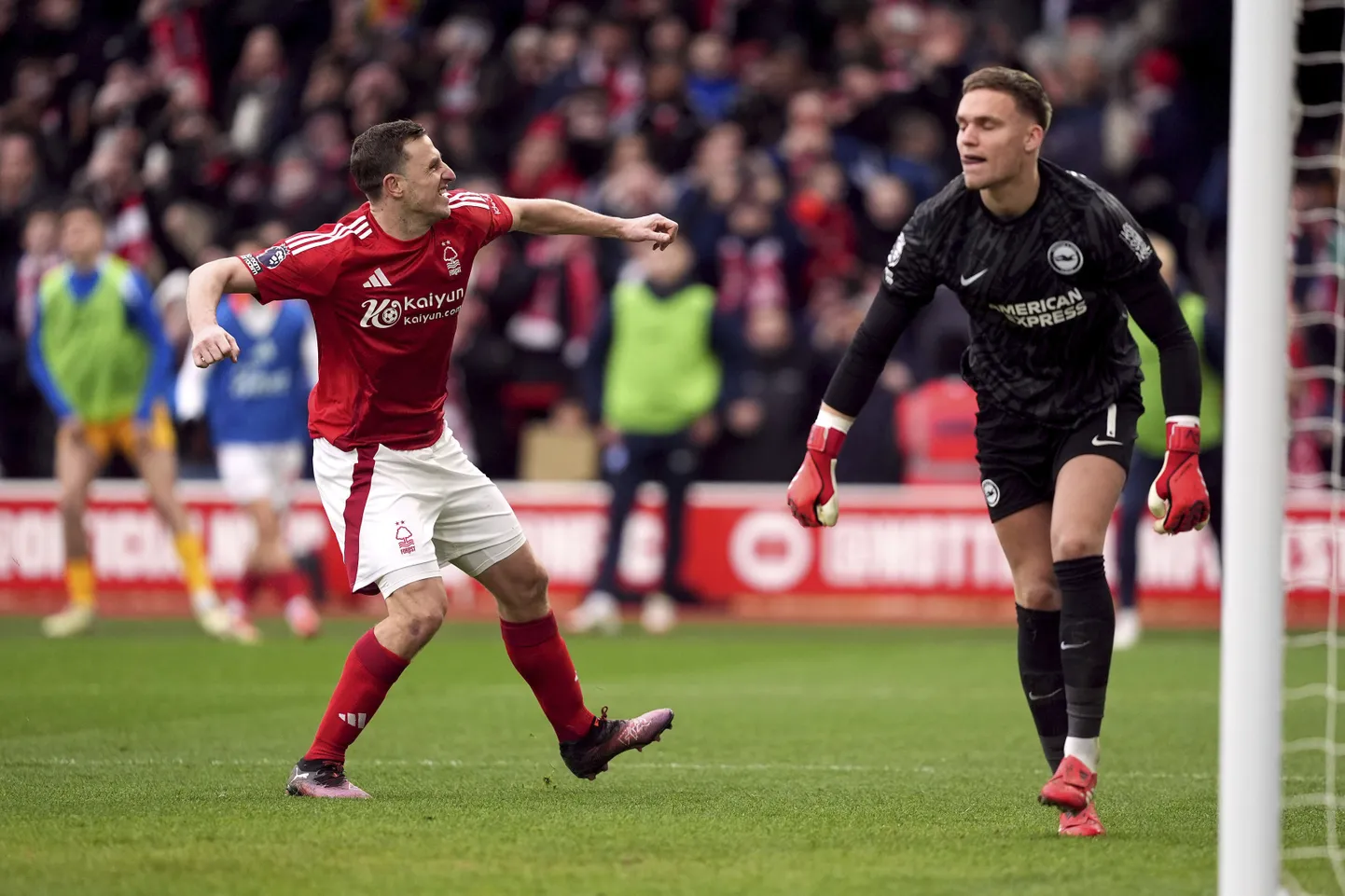 Nottingham Foresti mängija Chris Wood (vasakul) sai hakkama kübaratrikiga.