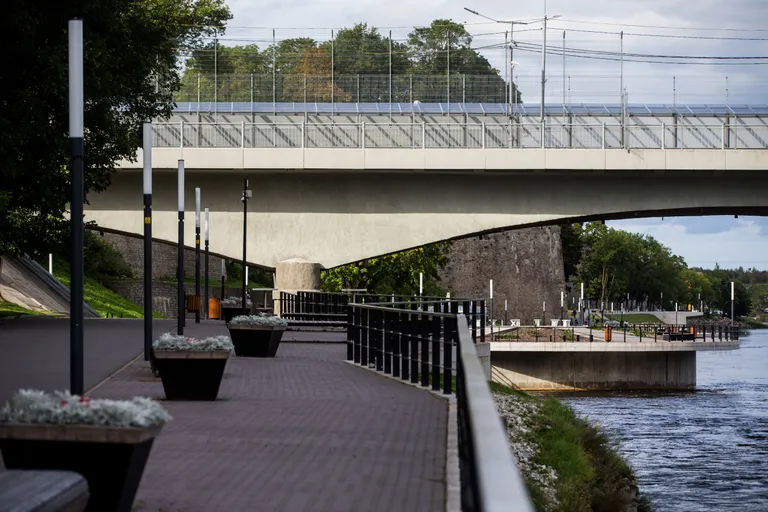 Narva promenaad jõe kaldal. Foto Eero Vabamägi.