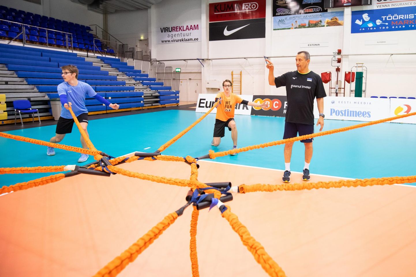 Rakveres treeninglaagris viibiva Eesti meeste võrkpallikoondise üldkehalise ettevalmistuse treener Mirko Fasini andis Rakvere spordikooli võrkpallinoormeestele kolmapäeval trenni.