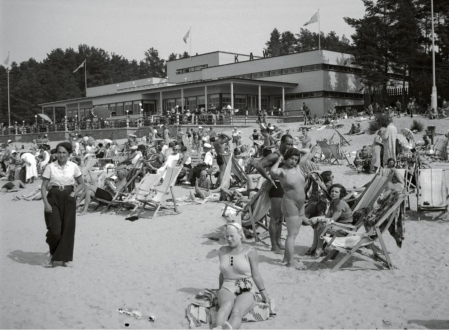 Отдыхающие перед новым павильоном, 1938 год.
