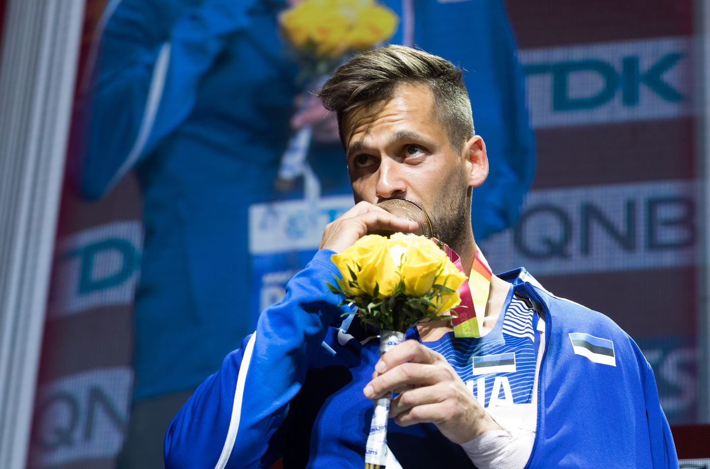 Magnus Kirt – käsi lahases, aga Doha MMi hõbemedal ikkagi kaelas.