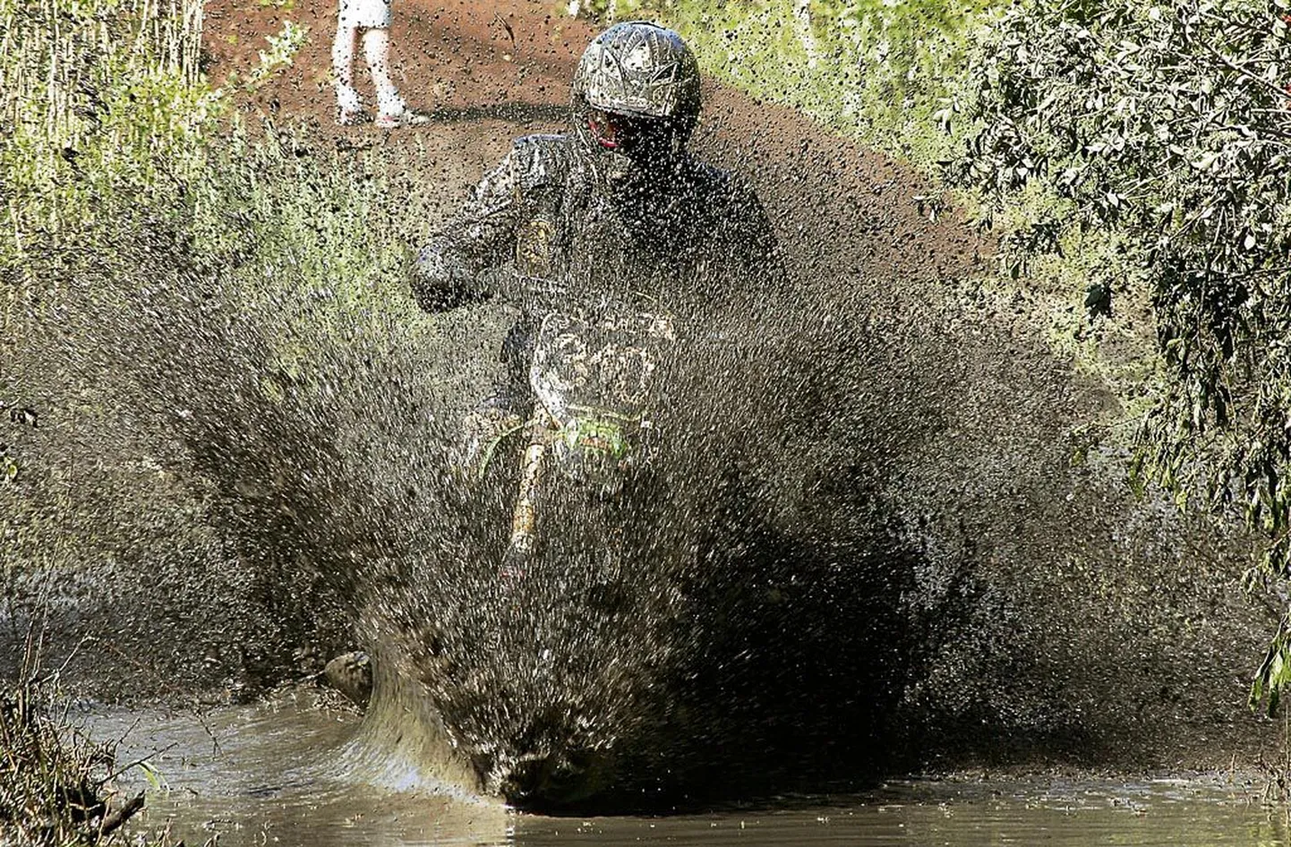 Paikuse enduro kõige ekstreemsemad rajalõigud on Sindi endises lasketiirus, kus võidusõitjaid ootavad ees vett täis kraavid ja põhjatud mudamülkad.