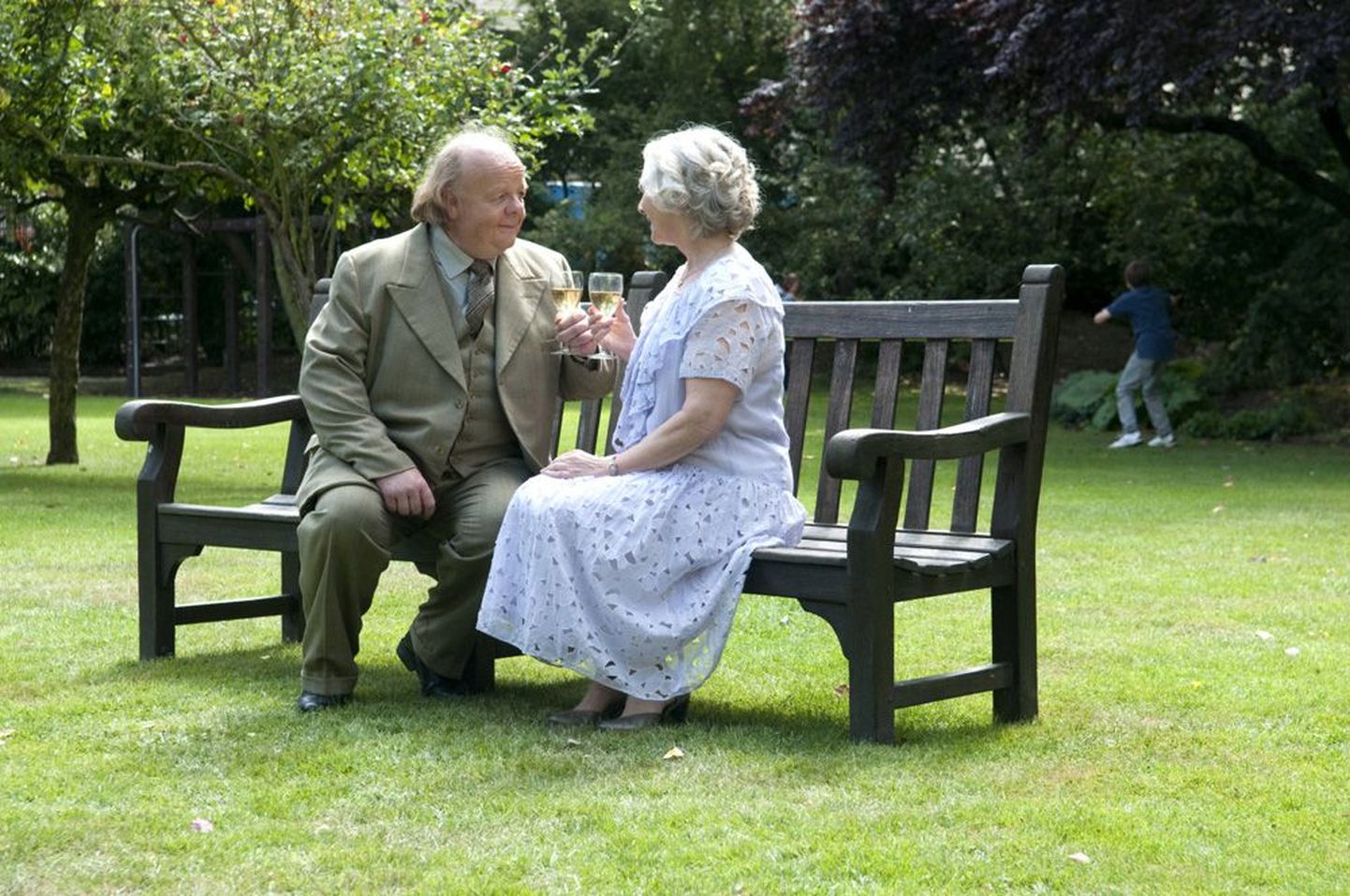 Terviseks: mahajäetud Helena (Gemma Jones) leiab uue armastuse Jonathanis (Roger Ashton-Griffiths).