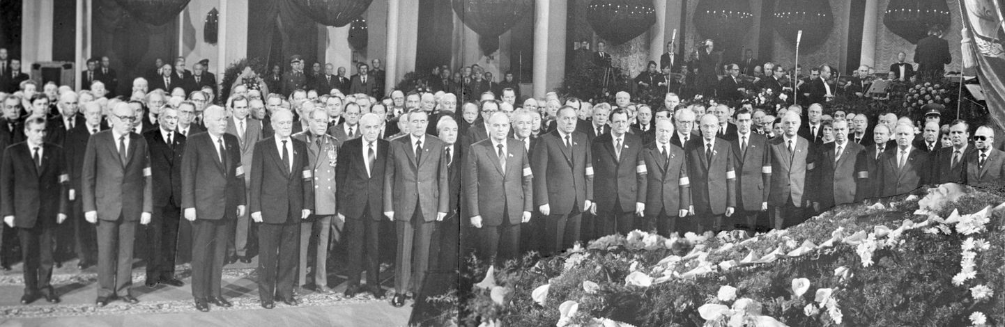 NLKP keskkomitee ja poliitbüroo liikmed ja liikmekandidaadid 1984. aastal Juri Andropovi sarga juures.