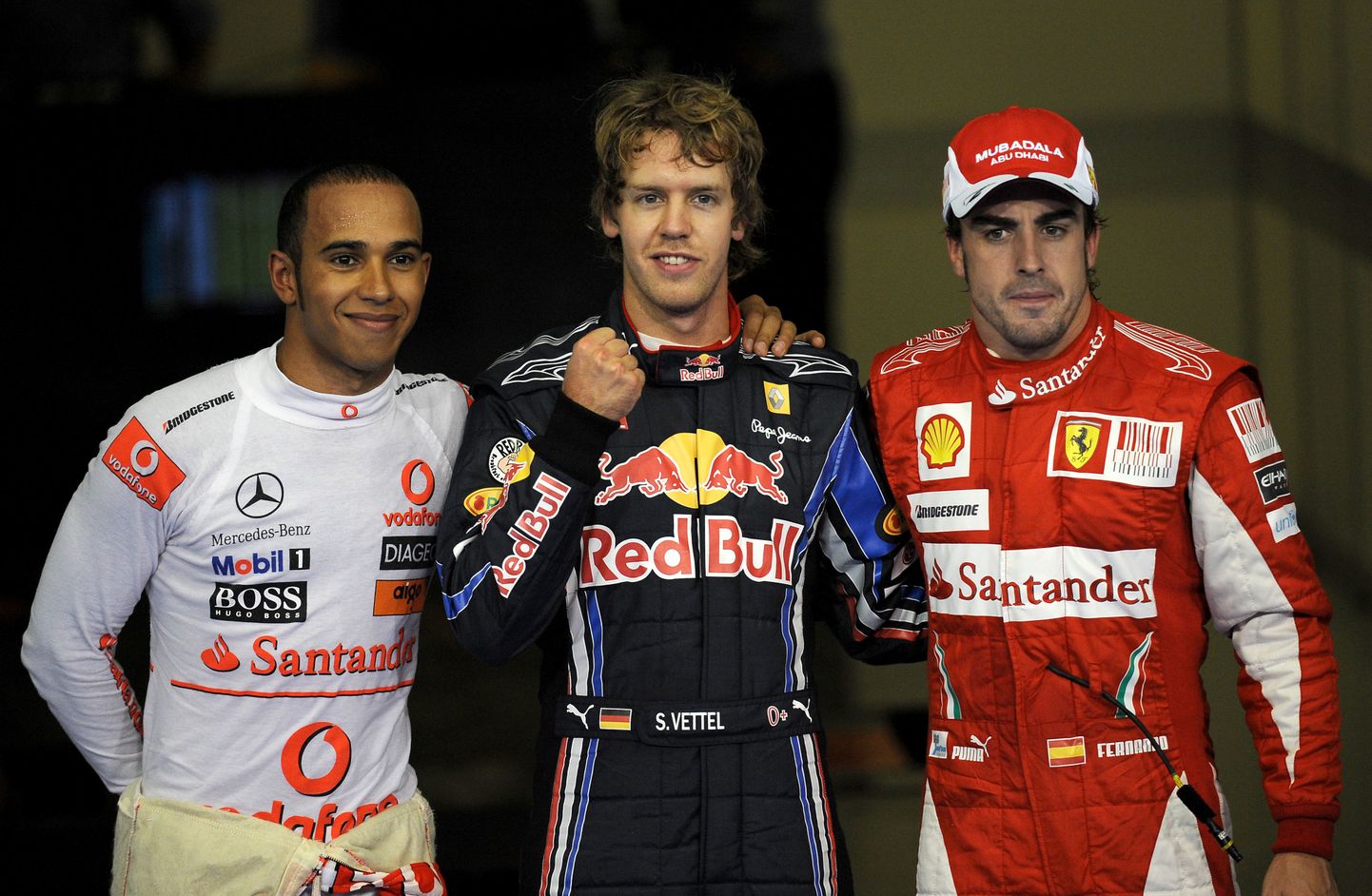 Lewis Hamilton (vasakul), Sebastian Vettel (keskel) ja Fernando Alonso lõppenud kümnendi algul.
