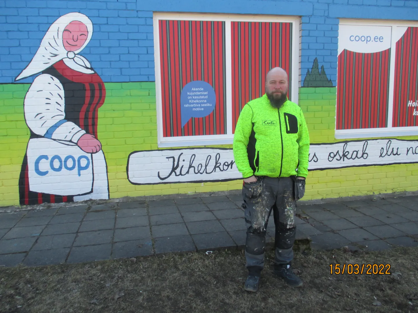 KIHELKONNA AASTA TEGIJA: Ettevõtjast alevikuvanem Priit Kessel on
kihelkondlaste arvates lühikese ajaga suutnud aleviku ja Kihelkonna
elanike jaoks palju teha. Mahukas kunstiteos Ave Nahkuri loomingust
COOP-i poe seinal on samuti Priit Kesseli idee.