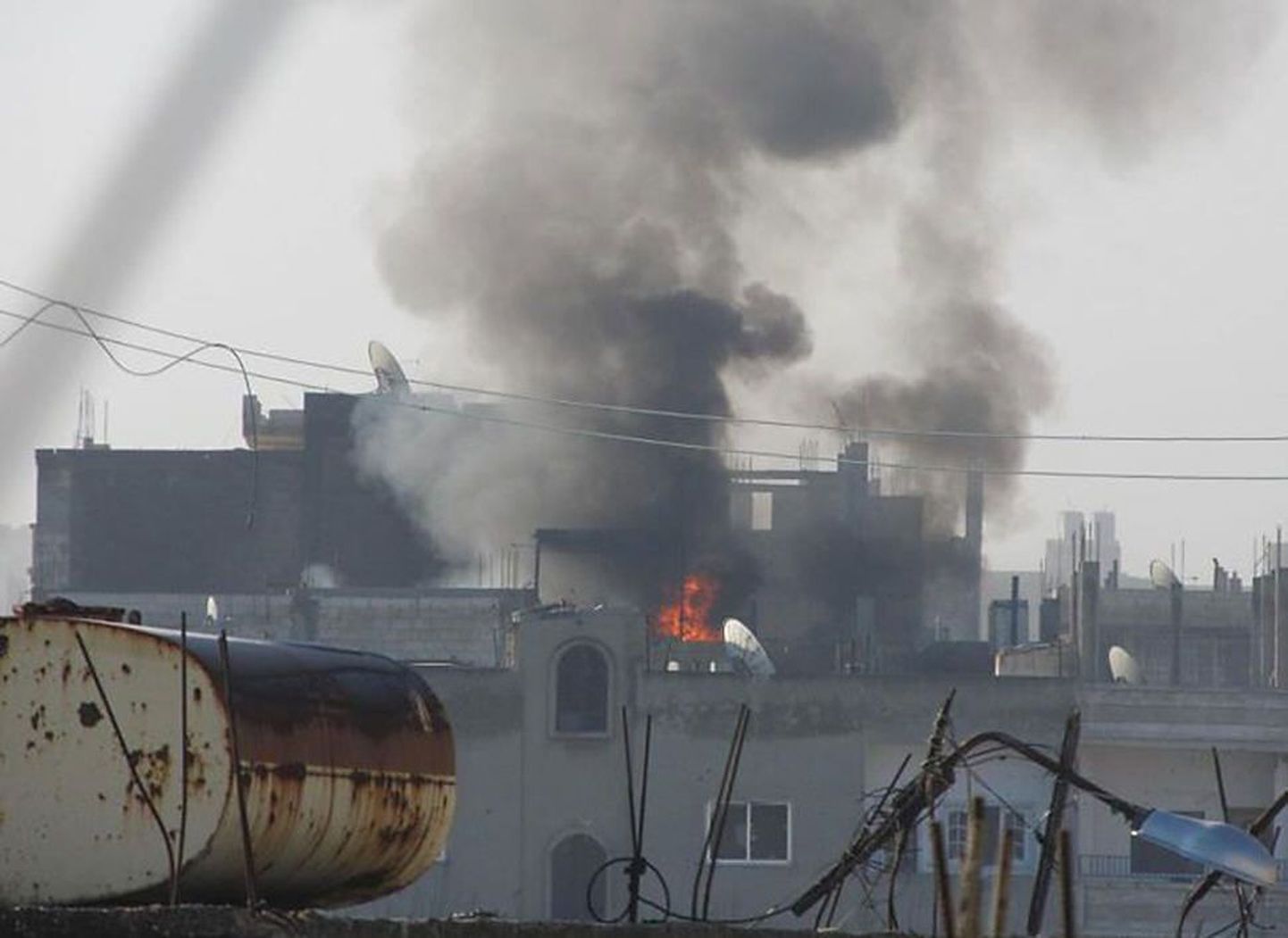 Süüria valitsusvastaste aktivistide eilne foto põlevast Homsi linnast.