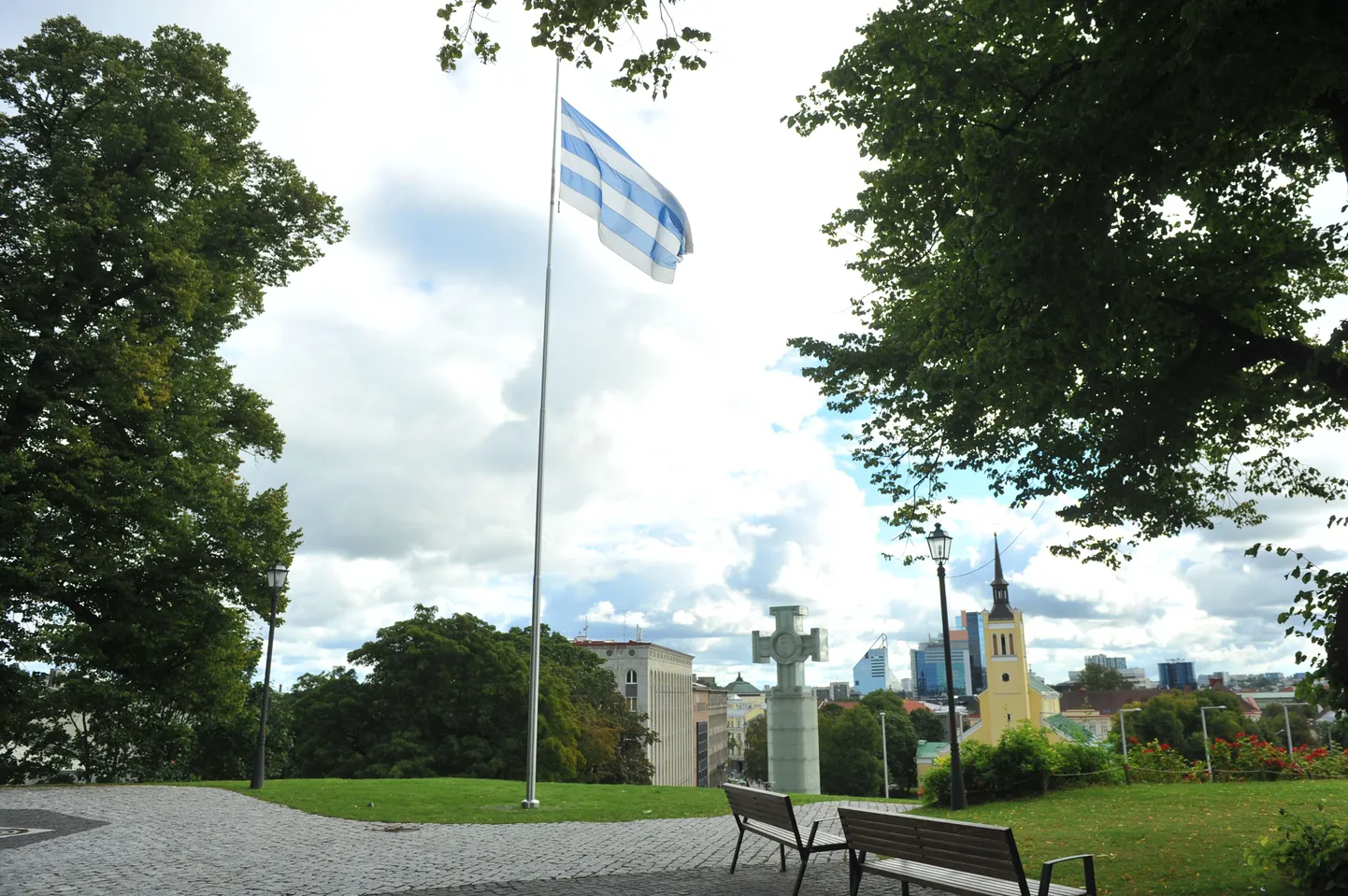 Tallinna ja Eesti lipp Harjumäel.