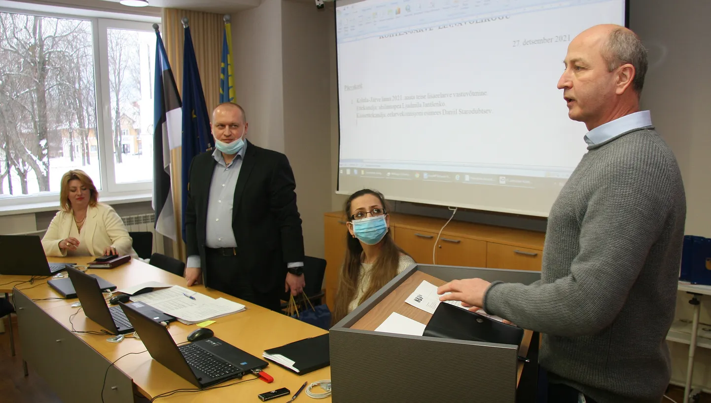 В заседании городского собрания Кохтла-Ярве принимают участие мэр Тоомас Наэль, заместитель председателя горсобрания Мария Меркулова (слева) и председатель горсобрания Тийт Лиллеметс. Меркулова и Лиллеметс подозреваются в совершении коррупционного преступления. Также на снимке глава канцелярии горсобрания Мария Тимофеева, которая в коррупционных разбирательствах не фигурирует.