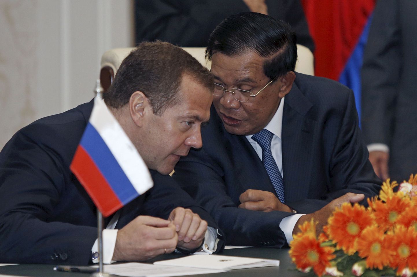 Премьер-министр России Дмитрий Медведев и премьер-министр Камбоджи Хун Сен.