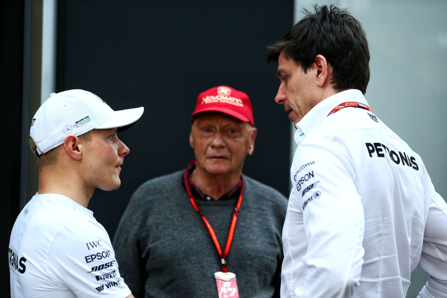 Valtteri Bottas (vasakul), Niki Lauda (keskel) ja Toto Wolff.