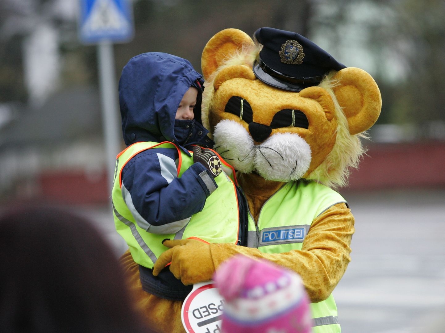 Politsei maskott Lõvi Leo on laste suur sõber.