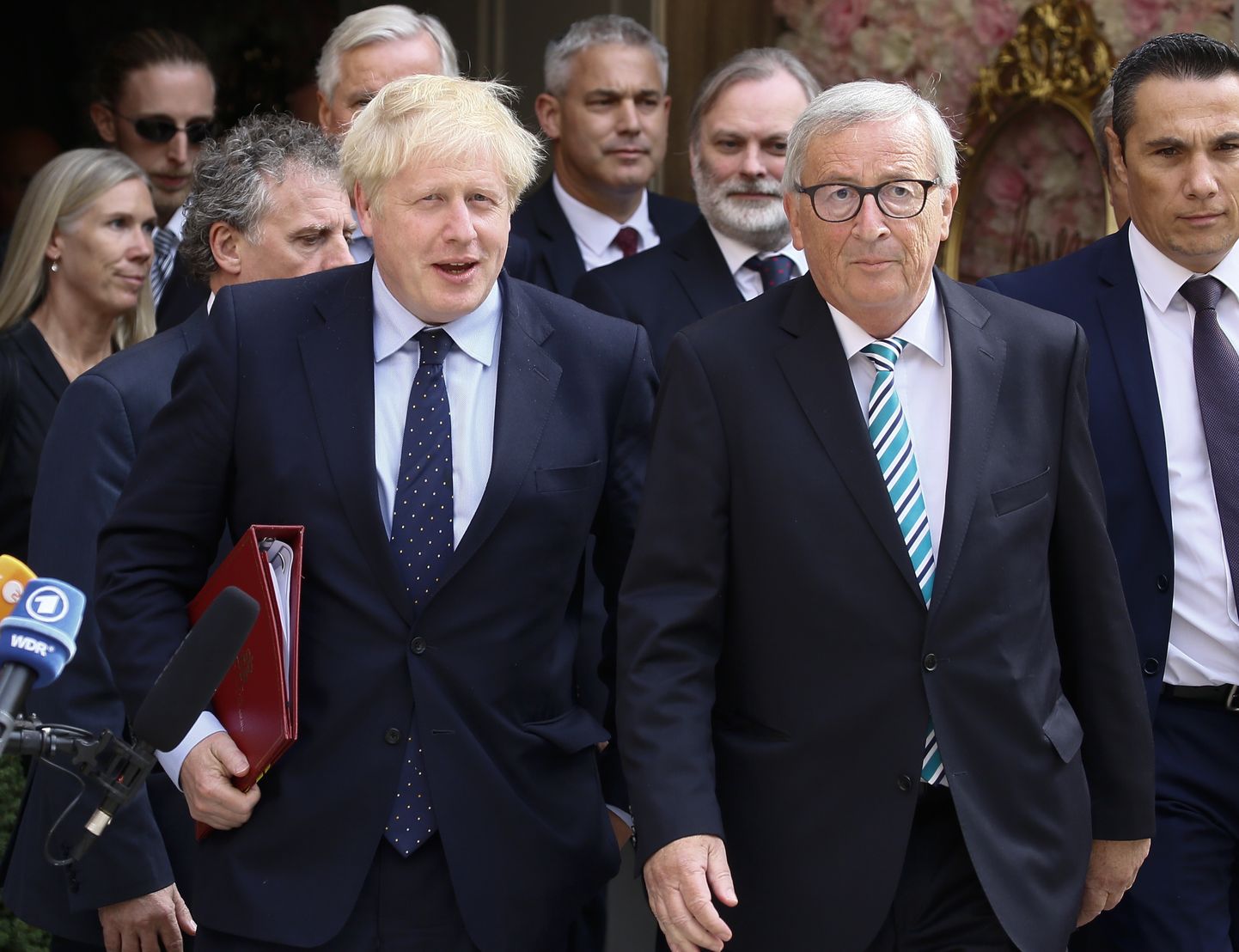 Euroopa Komisjoni president Jean-Claude Juncker (P) ja Briti peaminister Boris Johnson (V) lahkumas kohtumiselt Luxembourg'is.