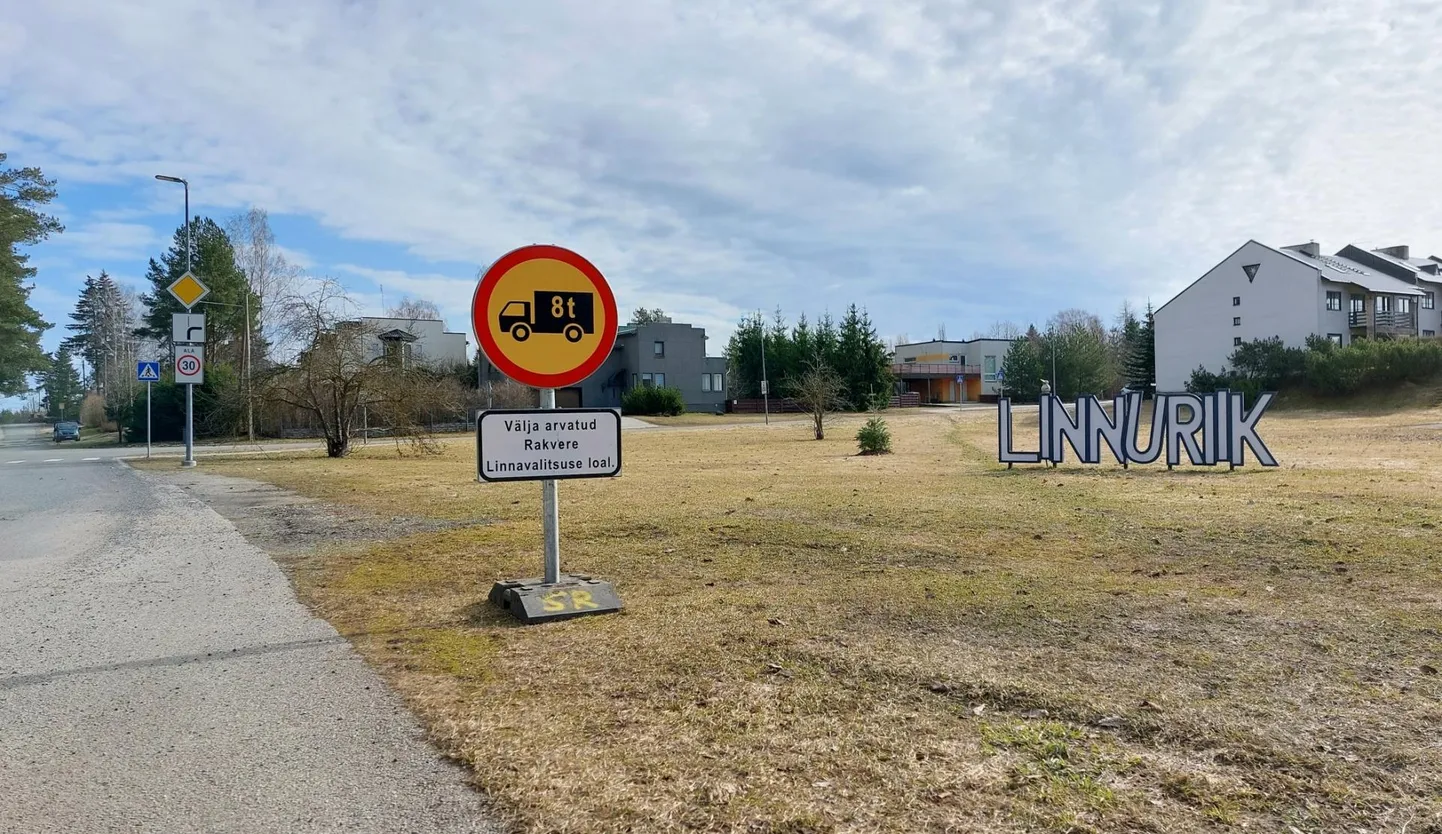 Massipiirangu märk Linnuriigi alal.