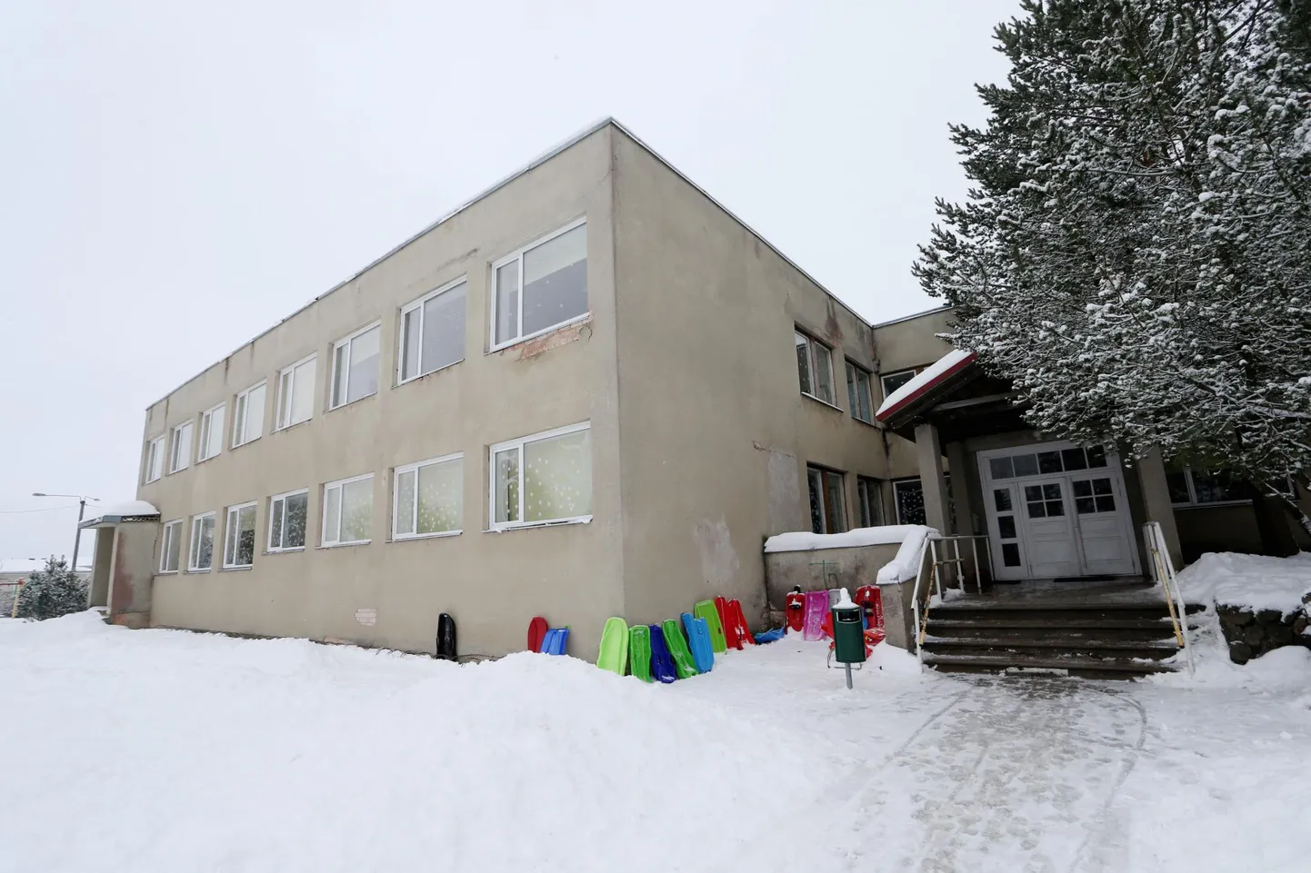 Praegu Ülenurme lasteaia asenduspinnana töötav endine Tõrvandi algkoolimaja ehitatakse järgmiseks aastaks ümber päris lasteaiaks.