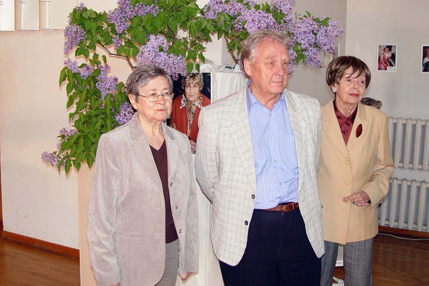 Kirjanikud Aino Pervik (vasakul), Arvo Valton ja Dagmar Normet Tõrvas.