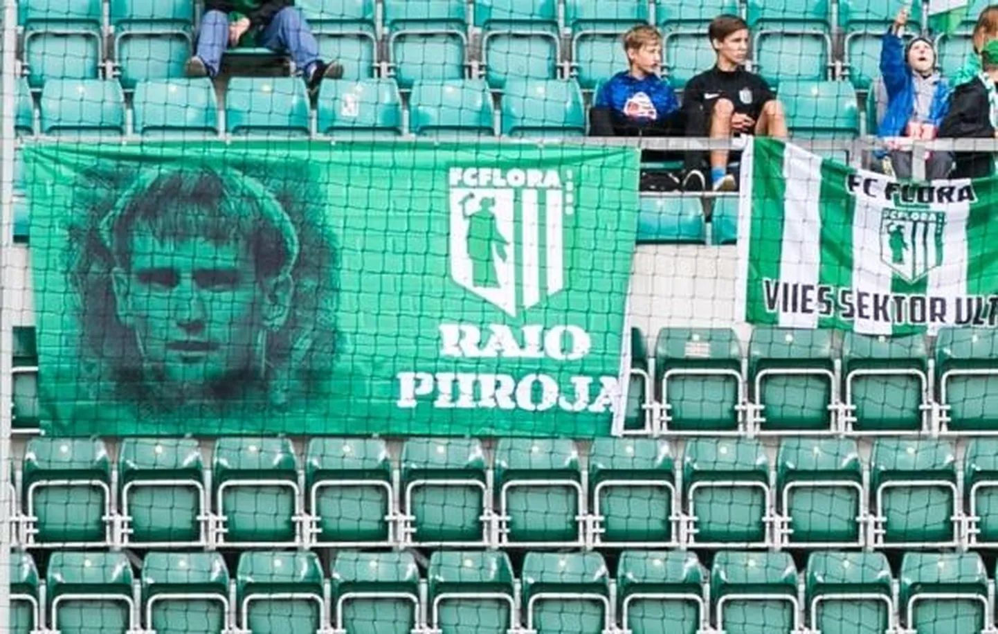 FC Flora fännid tõid eilsel Raio Piiroja sünnipäeval staadionile jalgpallilegendile pühendatud lipu.
