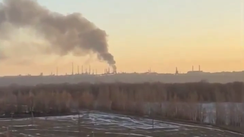 ВИДЕО ⟩ После удара дрона в Уфе горит нефтеперерабатывающий завод