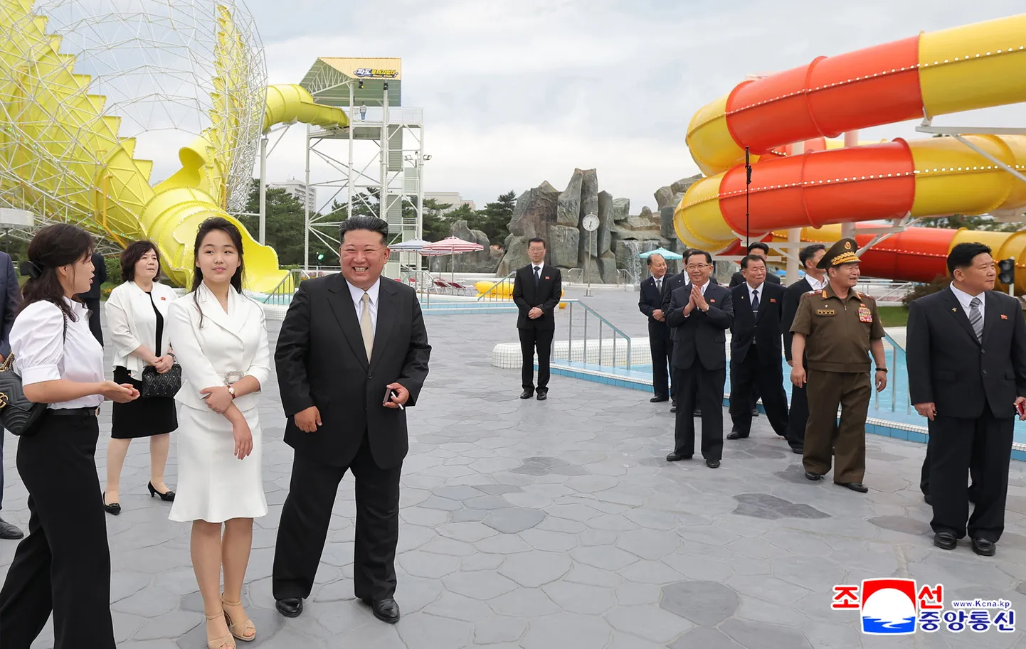 Kims Čenuns kopā ar meitu "Wonsan Kalma" atklāšanas pasākumā