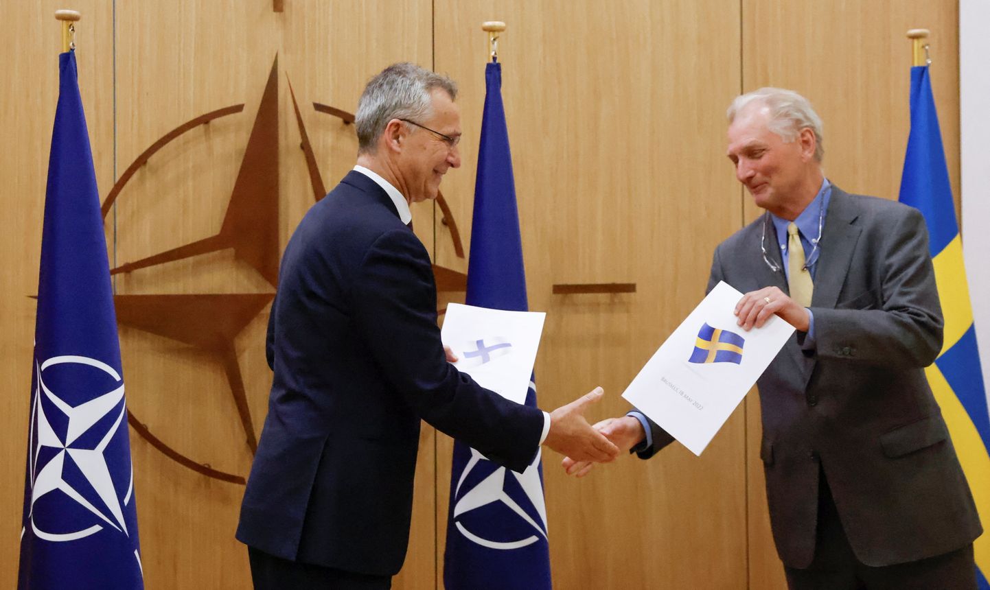 NATO peasekretär Jens Stoltenberg (Vasakul) surumas kätt Rootsi suursaadikuga NATO juures Axel Wernhoffiga täna Brüsselis.