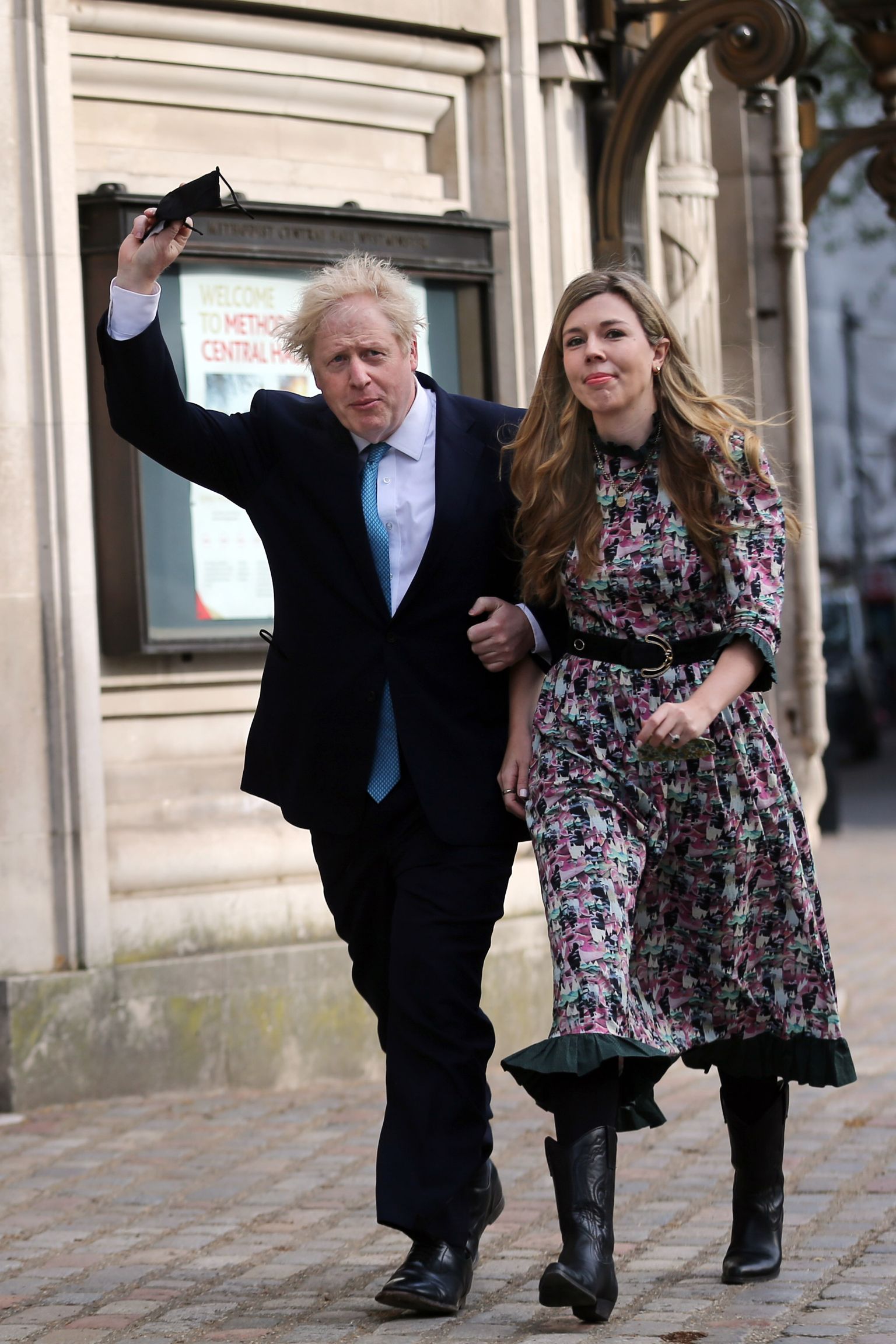 Briti peaminister Boris Johnson ja tema tulevane abikaasa Carrie Symonds Londonis 6. mai 2021.