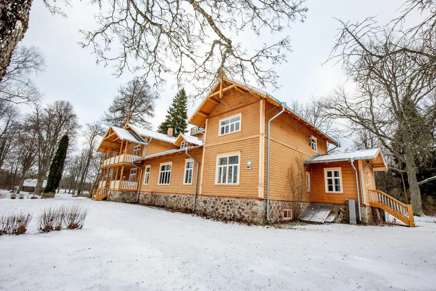 Kontrast Kurgja uhke peamaja ja samas kõrval asuva väikse saunahoonega, kus Jakobson elas ja ka suri, on väga suur.