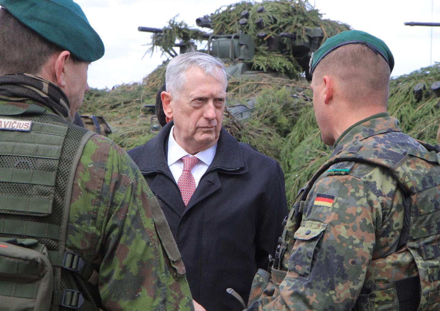 USA endine kaitseminister James Mattis 2017. aasta mais Leedus NATO lahingugrupi tegevust inspekteerimas.
