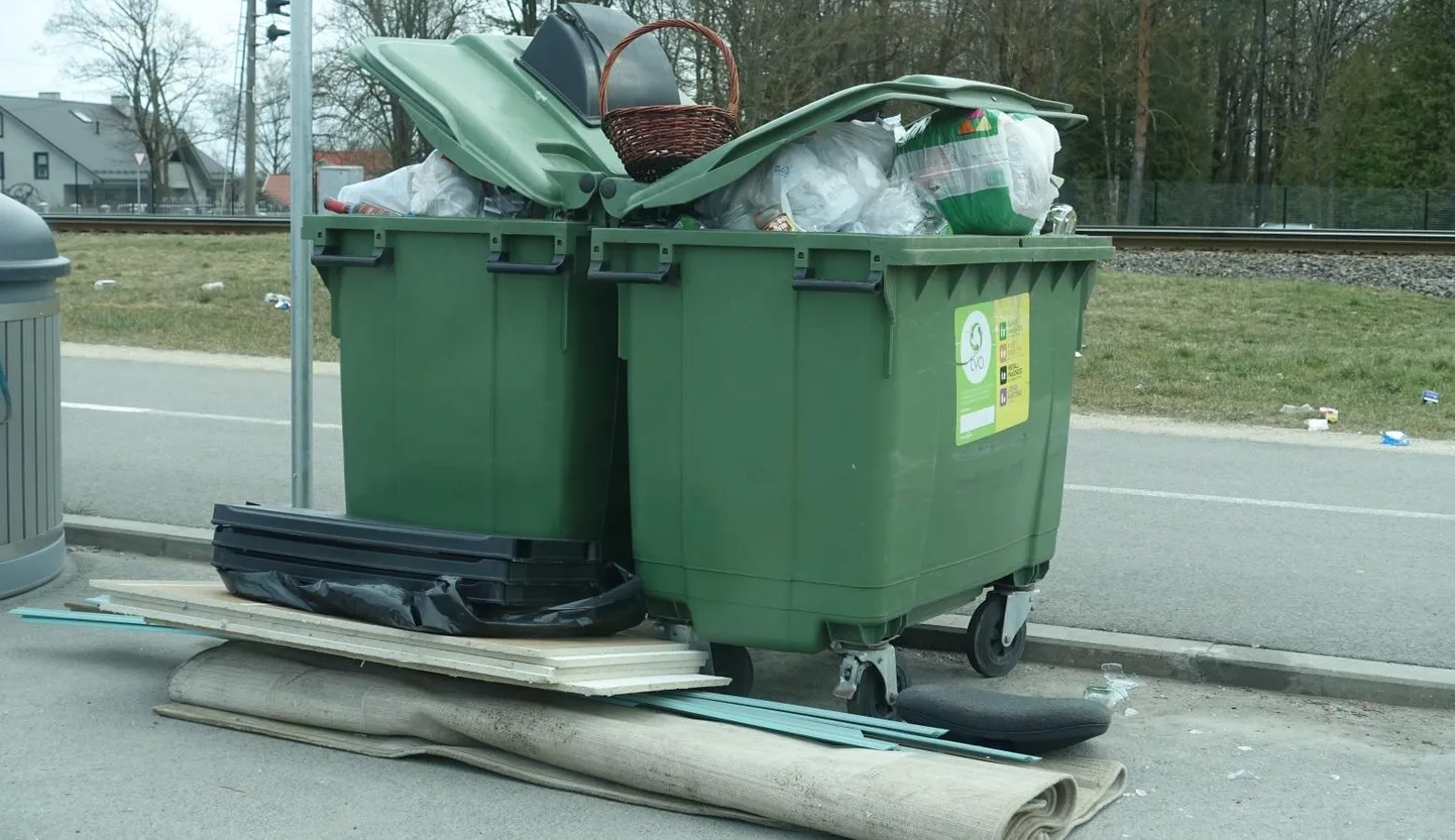 Avalikesse tasuta pakendikonteineritesse kipuvad inimesed viskama muudki peale pakendite. Tartu probleemsed konteinerid asuvad näiteks Raudtee tänava ja Kesk kaare ristmikul. Nagu pildilt näha, sokutatakse sinna kõike, alates vanadest vaipadest ja lõpetades olmeprügiga.