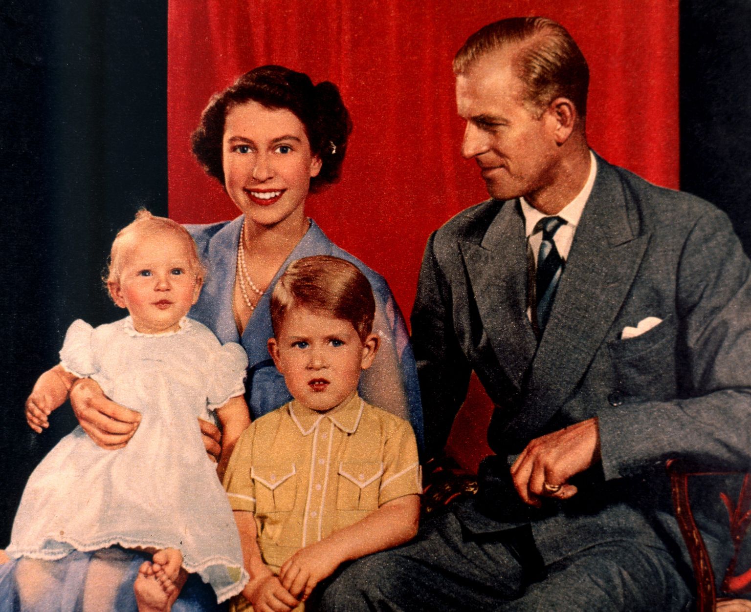 Printsess Elizabeth 1951. aastal koos prints Philipi ja nende järeltulijate prints Charles’i ja printsess Anne’iga.