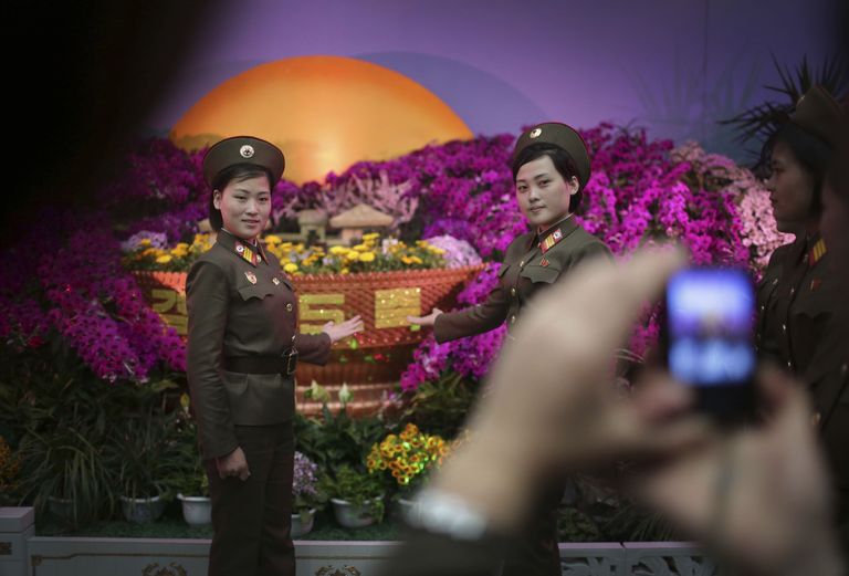 Põhja-Korea sõdurid lasevad endast nädalavahetusel aset leidnud lillefestivalil pilti teha.   Foto: Wong Maye-E/AP/Scanpix