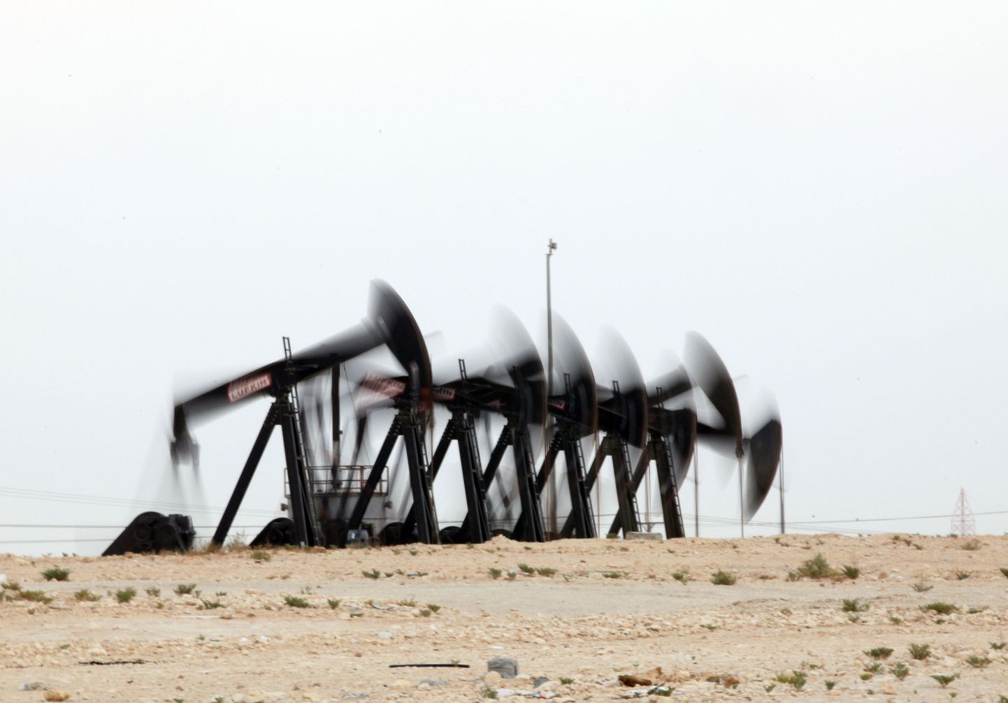 Naftapumbad tööhoos Sakhiri kõrbes Bahreinis.
