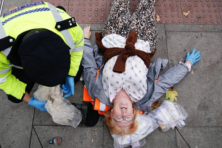 Inglise politseinik maadleb protestiliikumise Just Stop Oil aktivistiga Victoria & Alberti muuseumi juures Londonis. 