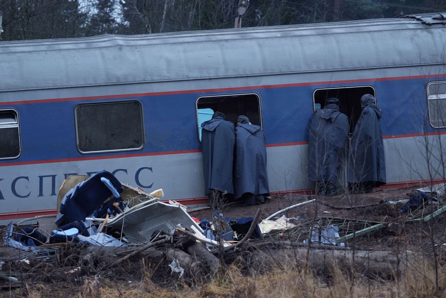 Uurijad 2009. aasta 29. novembril reisirongi Nevski Ekspress plahvatanud vaguni juures.