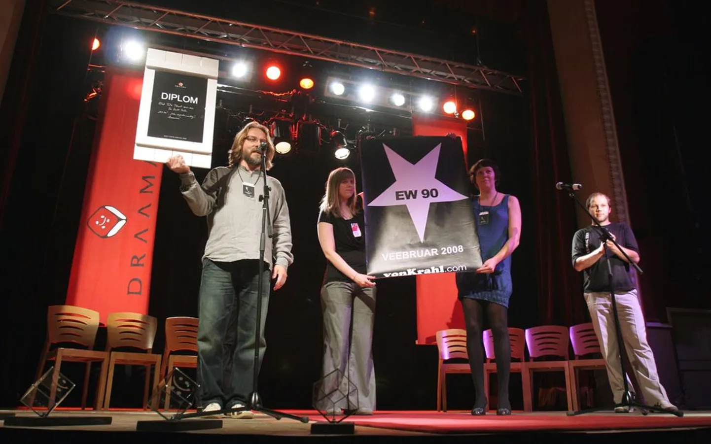 Meenutus möödunud aastast, «Draama 2009» parimate pärgamine. Pildil annavad parimate teatriplakatite eest auhindu Margus Kasterpalu (vasakult), Maarja Mänd, Hedi-Liis Toome ja Rasmus Kull.