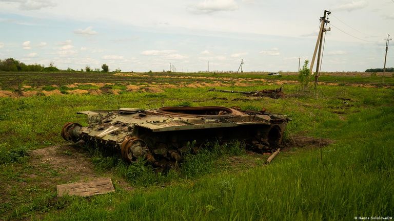 Сожженный танк на окраине села Подвысокое Харьковской области, май 2023 года