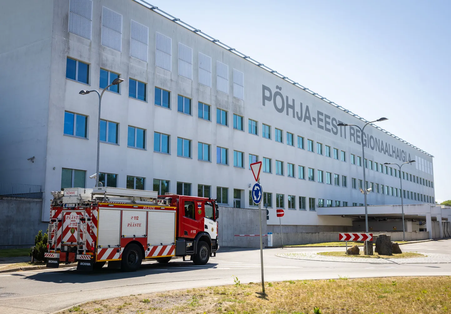 Päästeauto haigla ees. Pilt on illustratiivne.