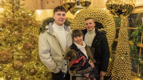 KLIPP ⟩ Põhja-Tallinn koos Kaari Sillamaa laululastega tõmbas Tallinna jõuluturul publiku käima