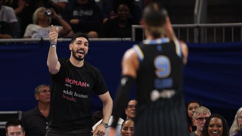 Transsooliste sportlaste teema küttis WNBA mängul kirgi, endine NBA täht visati saalist välja